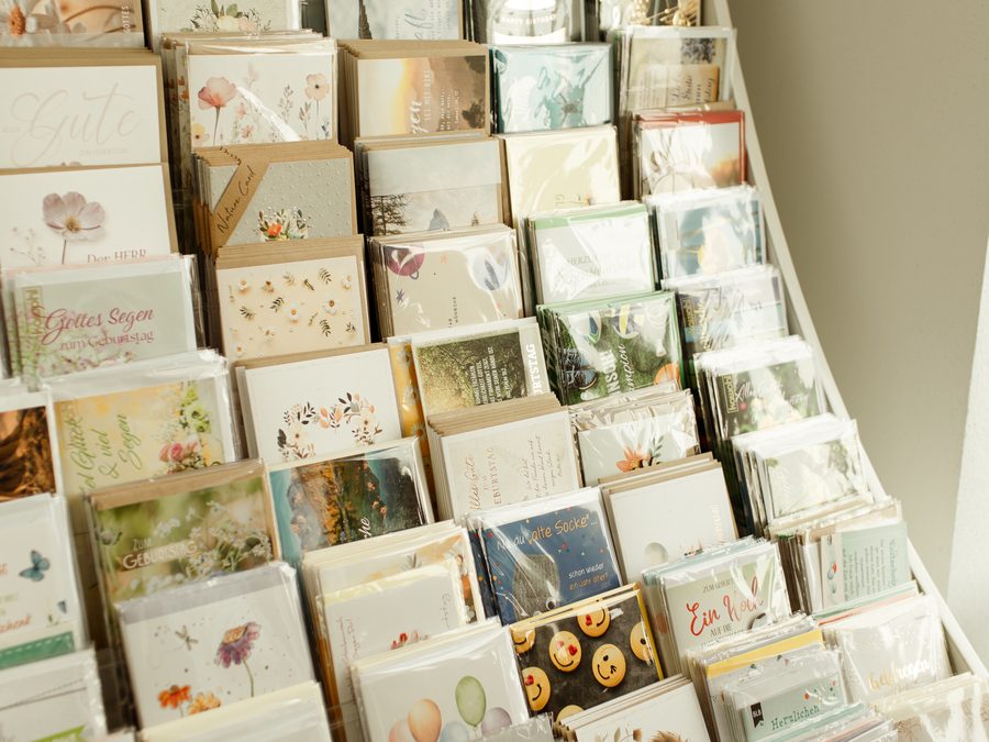 Ständer mit Glückwunschkarten am Schaufenster