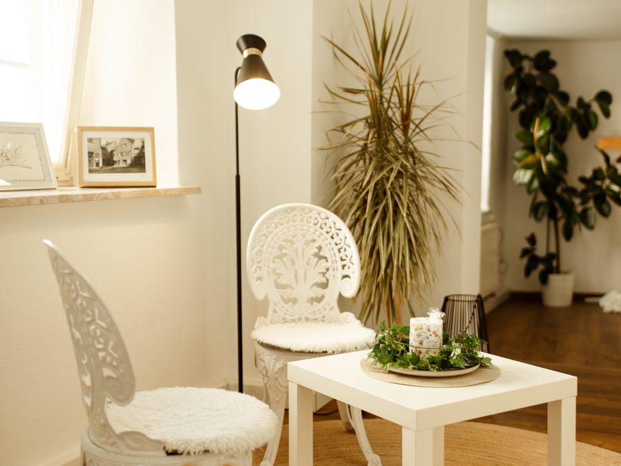 Kleine Leseecke mit weißen Stühlen im Laden